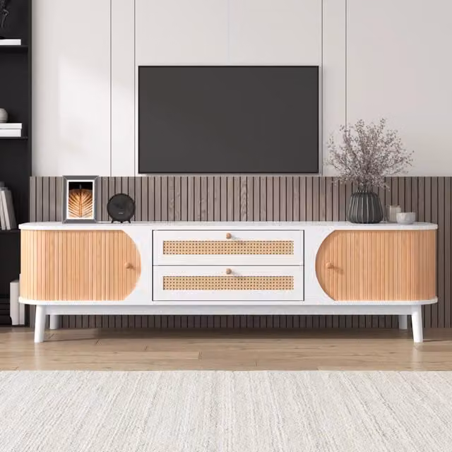 Mobile TV in legno naturale con ante e cassetti, lati in rattan. Mobile porta TV stile country naturale, soluzione salvaspazio per soggiorno
