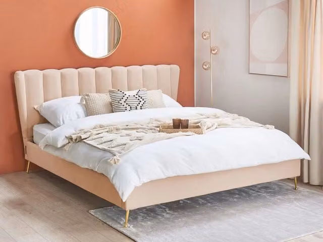 Letto Beliani in velluto beige con gambe in metallo dorato e testata con porta USB, stile moderno glam, L/P: 180 x 200 cm – 1
