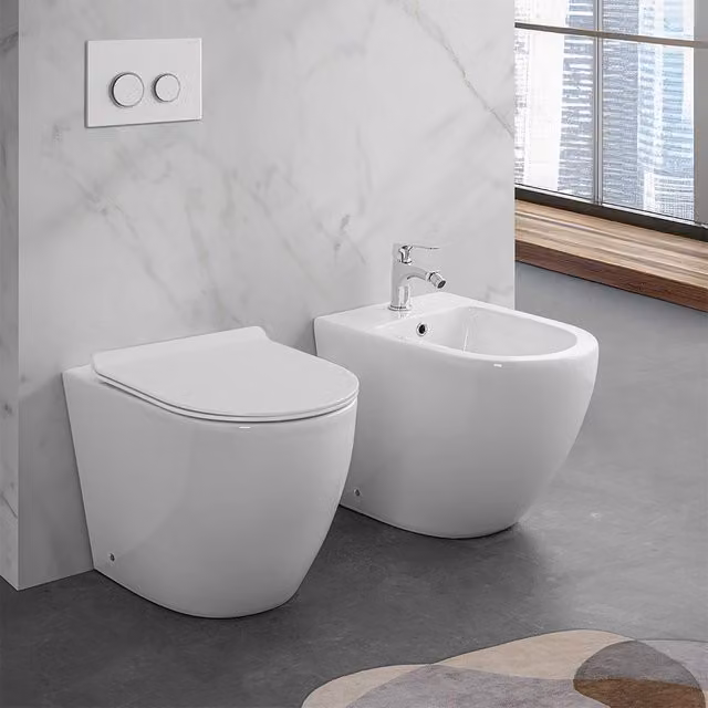 Set WC e bidet filomuro serie Comoda INBAGNO in ceramica bianca per anziani con scarico traslato