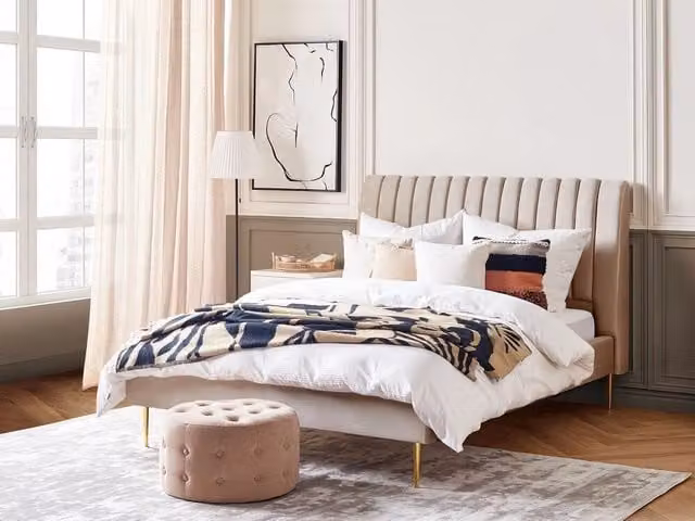Letto imbottito Beliani in velluto beige e oro con rete a doghe in legno L/P/H: 225 x 140 x 124 cm – 1