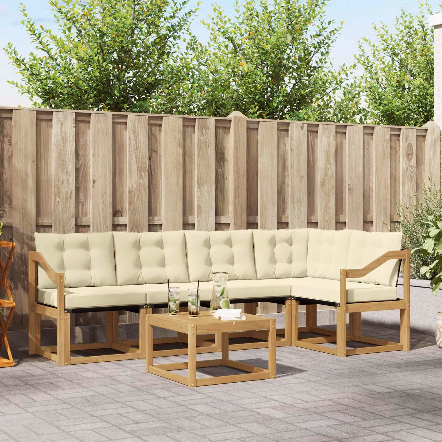 Set di divani da esterno vidaXL a forma di L composto da 6 pezzi in legno di acacia con cuscini bianchi e beige e tavolino da caffè coordinato