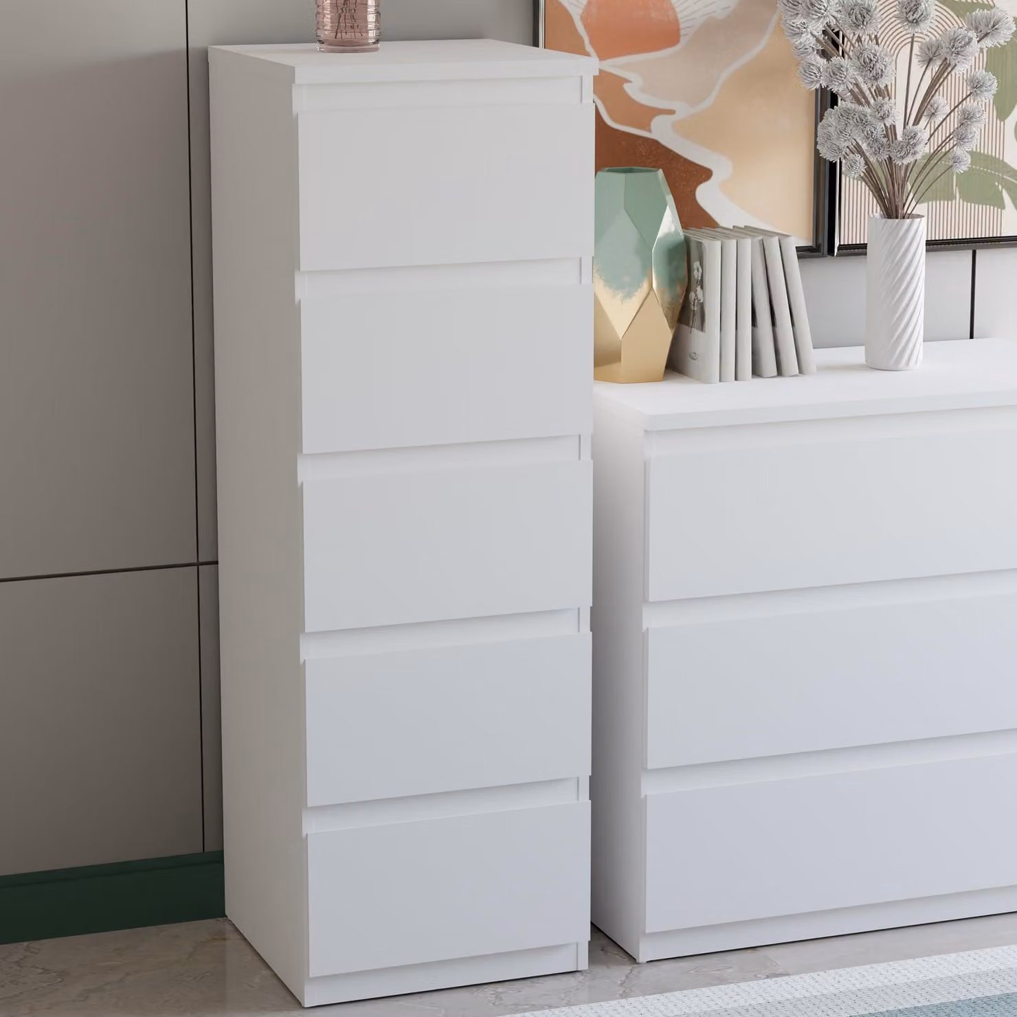 Comodino EDMORE Forte 40 50, moderno, con 5 cassetti, realizzato in materiale composito di legno, colore bianco, dimensioni: 41,8 cm di larghezza x 128 cm di altezza x 42,2 cm di profondità