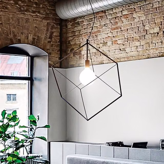 Lampada a sospensione moderna Perenz Cube in metallo, disponibile in oro/ottone o nero, con altezza regolabile e attacco E27