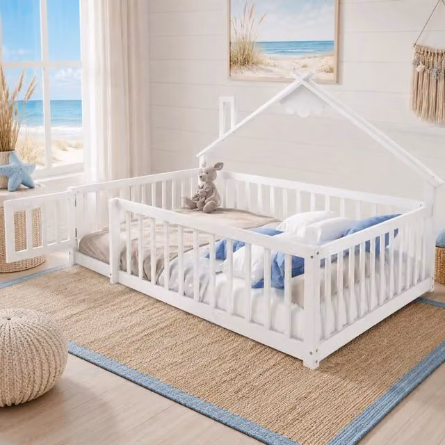 Letto a casetta per bambini 140x190 cm in pino e MDF bianco con sponda di sicurezza