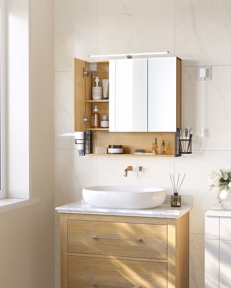 Mobile da bagno VASAGLE a 3 ante, con specchiera, pensile, presa di corrente, cestino per appendere, porta asciugacapelli, ampio spazio per riporre gli oggetti