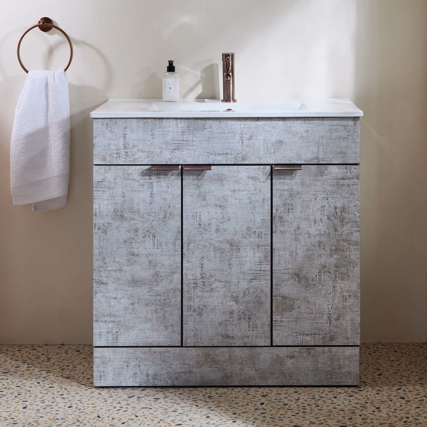 Mobile Bagno a Terra Grigio Cemento da 810mm con Lavabo e Maniglie con Impugnatura a Dito in Bronzo Spazzolato - Cluo