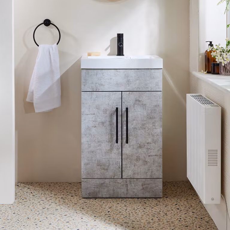Mobile Bagno a Terra Grigio Cemento da 500mm con Lavabo e Maniglie Nere con Barra a T - Cluo
