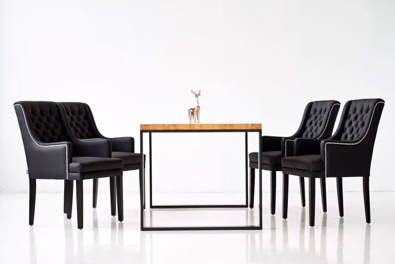 Esszimmer Tisch + 4 Chesterfield Stühle Gruppe Stuhl Garnitur Polster Lehn Holz