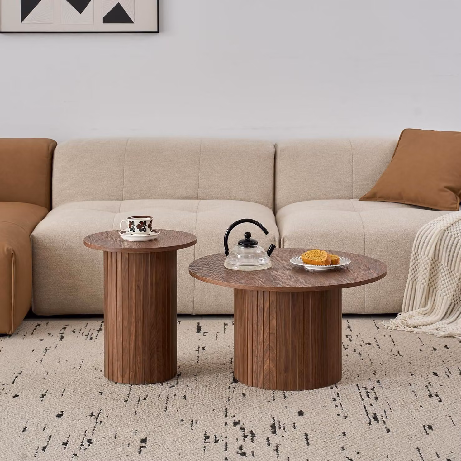 Set di due tavolini rotondi, design moderno con superficie scanalata, finitura in legno noce