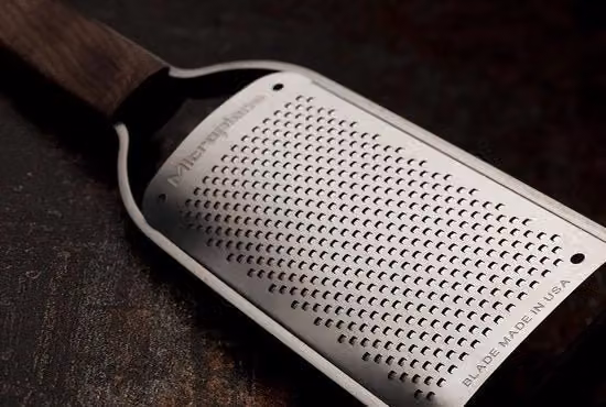 Raspatore per cucina fine Microplane Serie Maestro in acciaio inox e legno di noce color argento