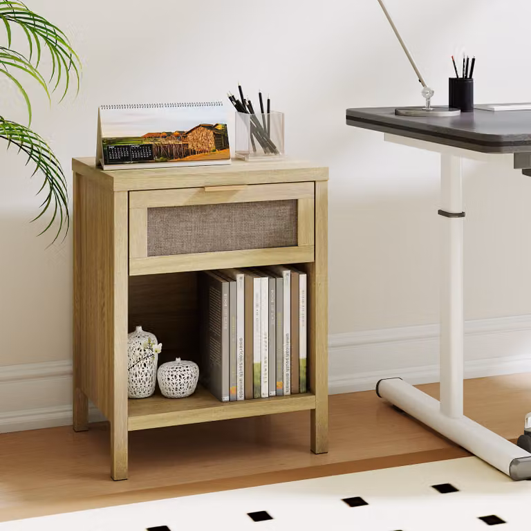 Comodino Costway in rattan e plastica stile boho con stazione di ricarica, cassetto e scomparto aperto, colore beige e marrone, ideale per camera da letto e soggiorno