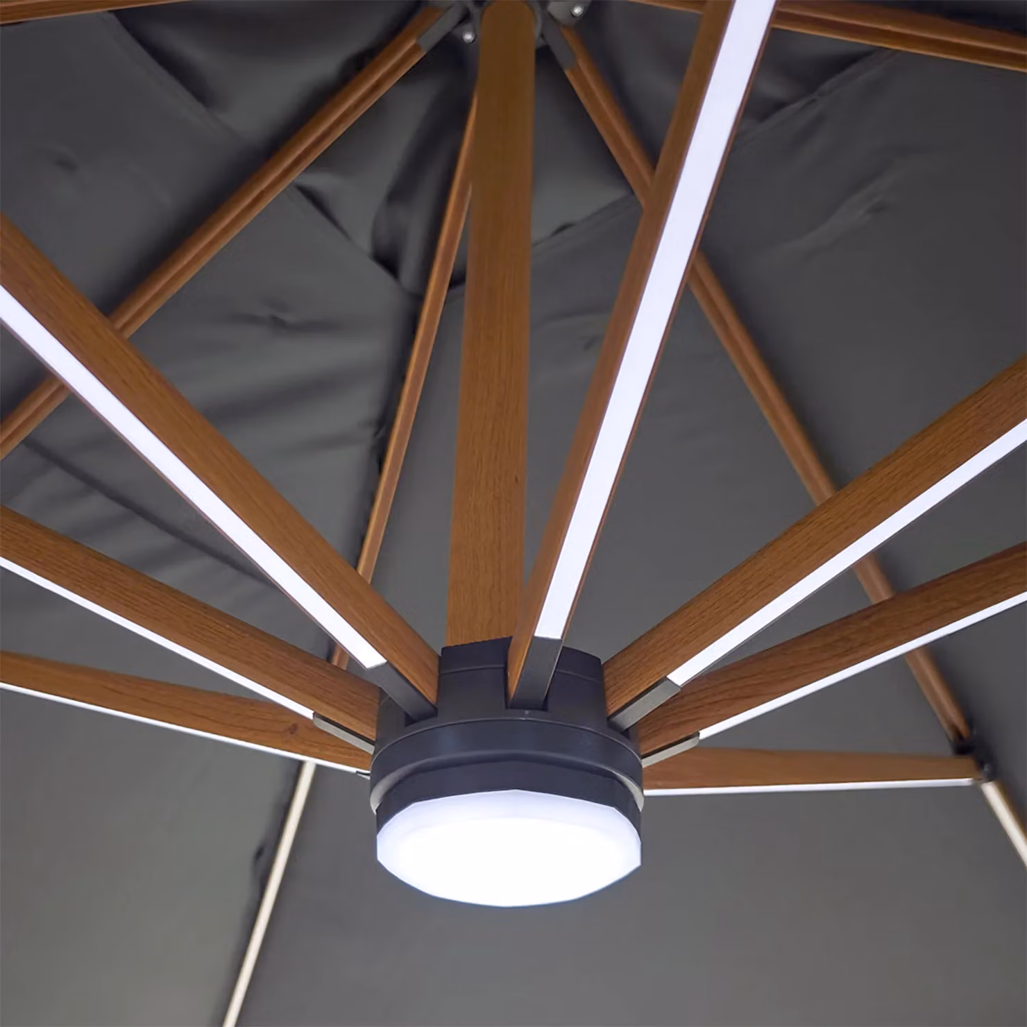 Ombrellone da giardino a braccio con LED e pannello solare Vestiamo Casa Giardino, colore grigio, L: 400 cm x P: 300 cm, H: 260 cm – 3