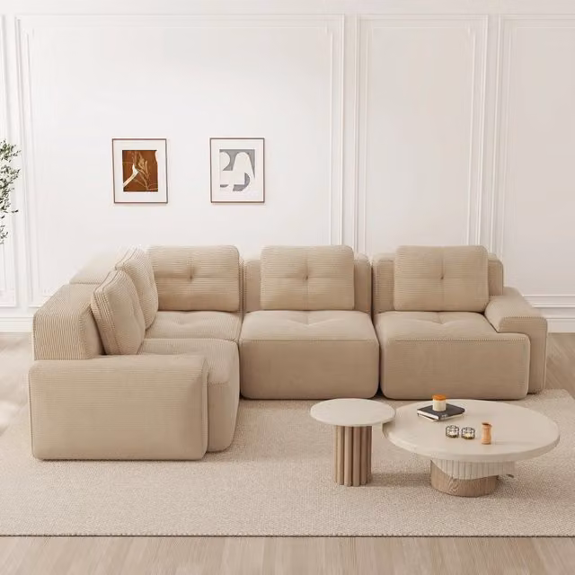 Divano angolare modulare MIVRAY in velluto a coste beige con seduta bassa e braccioli larghi