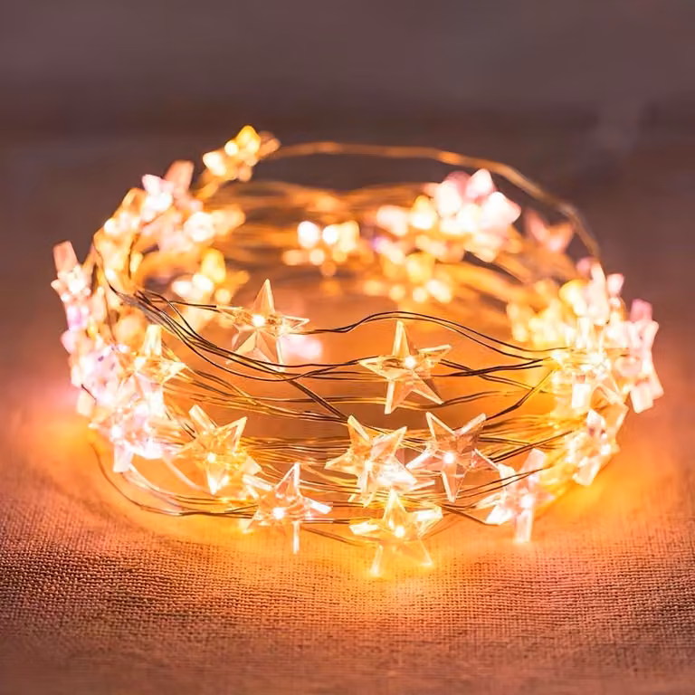 Catena luminosa a forma di stelle, con 40 LED bianco caldo, filo argentato, lunghezza 4 metri, alimentazione a batteria