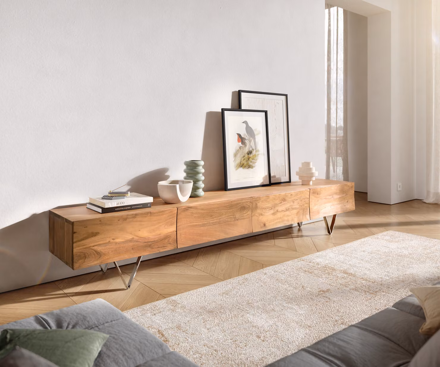 DELIFE Credenza bassa Wyatt 220 cm in acacia naturale, 4 cassetti, piedini a V in acciaio inossidabile