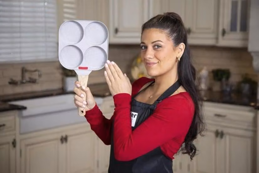 Set di quattro pentole antiaderenti Azomor con coperchio e spatola per una cucina versatile