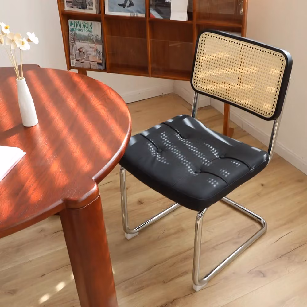 Set di 2 sedie da pranzo MINIMAL imbottite in similpelle nera con gambe in metallo cromato e base a sbalzo impilabile – 2