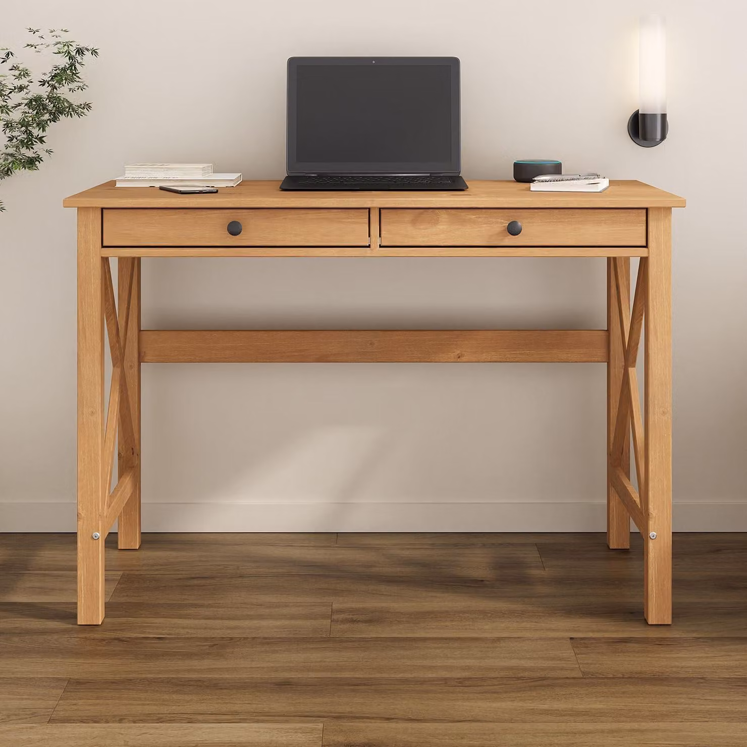 Scrivania ADRIAN in legno massello, color noce, ideale per l'ufficio domestico. Dotata di 2 cassetti e maniglie in metallo, perfetta come scrivania da ufficio o per computer, in uno stile moderno country
