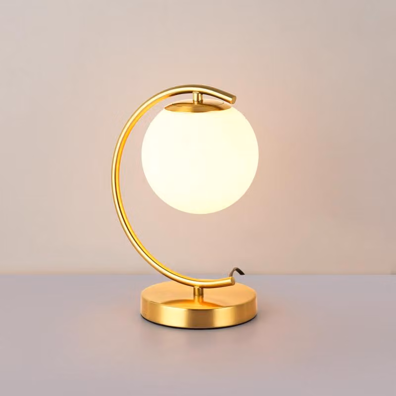 Lampada da tavolo di design YLSA a forma di luna - globo in vetro opalino e base dorata, attacco E27, ideale per camera da letto, ufficio o hotel