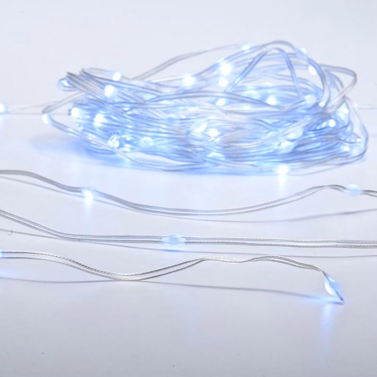 ACA Lighting SKIN LINE 100 LED a catena CW 3AA a batteria 8 programmi IP44 lunghezza 10m 0,3m cavo trasparente X0410021261