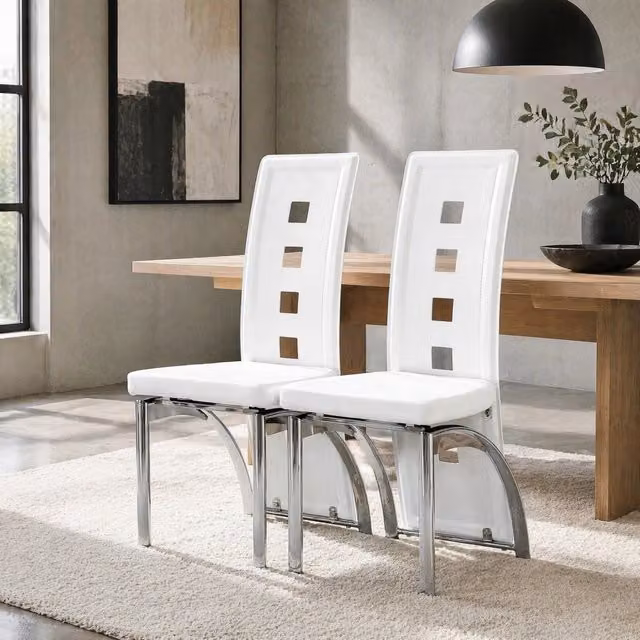 Set di 2 sedie da pranzo MODFU con schienale traforato geometrico, rivestimento in ecopelle bianca e struttura in metallo argento, Altezza: 102,5 cm – 1