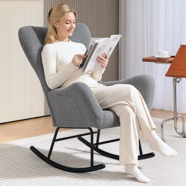 Sedia a dondolo OKWISH in tessuto boucle grigio con struttura in metallo e tasca laterale L: 67 cm, P: 95 cm, H: 100 cm