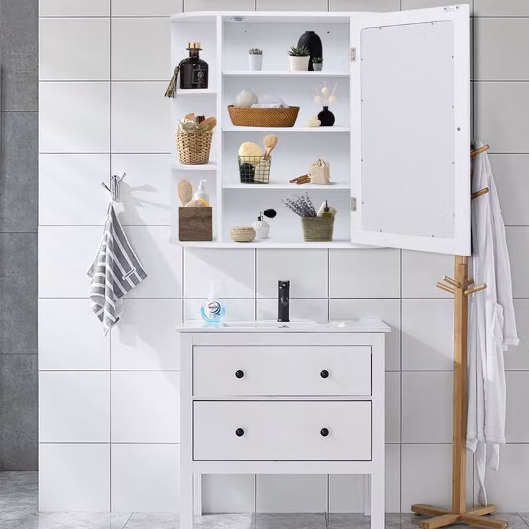 Armadietto da bagno pensile con specchio Costway, mobile da parete bianco con ante a battente e ripiani interni, L 65 cm x P 17 cm x H 63 cm