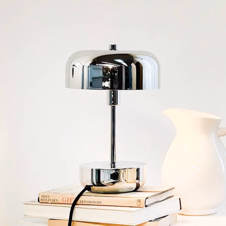 Dyberg Larsen Lampada da tavolo Haipot, Cromo / Argento, Soggiorno / Sala da pranzo, Metallo, Moderno, Lampada da tavolo