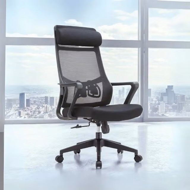 Poltrona da ufficio ergonomica Pasco colore nero con schienale alto traforato e braccioli