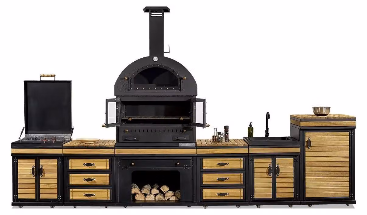 Moderne Außenküche aus Holz und Edelstahl in Schwarz
