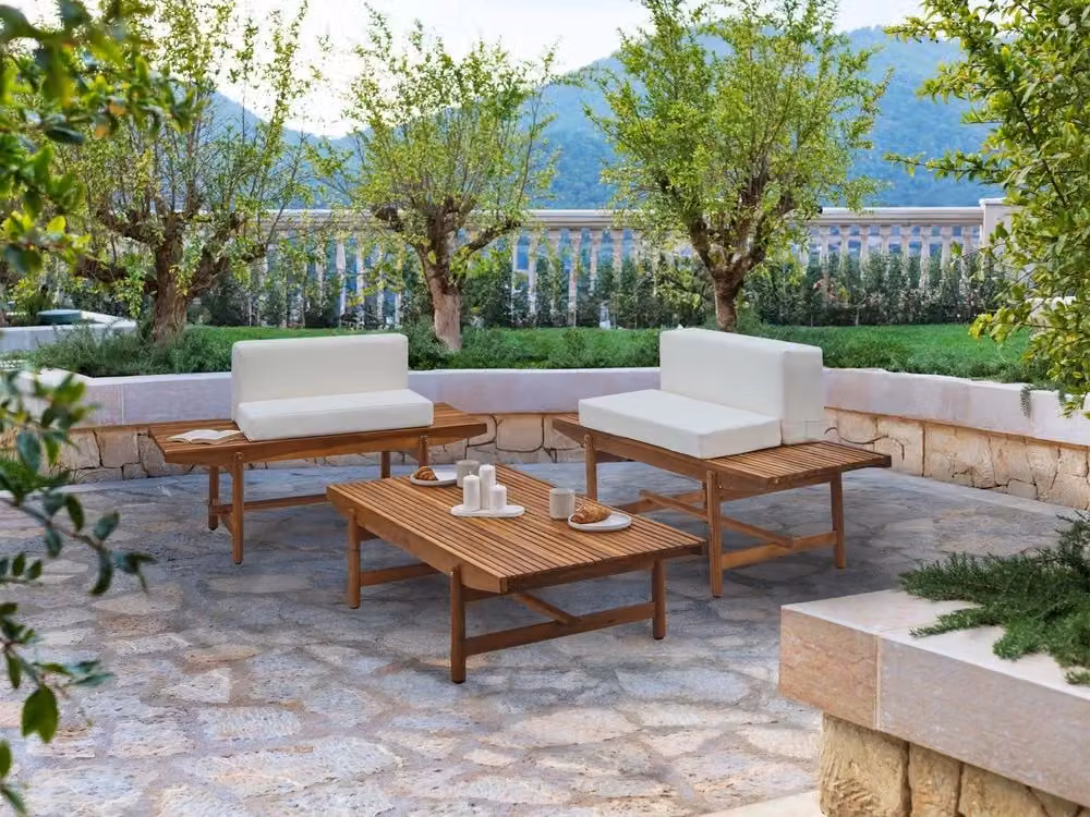Set da giardino Beliani in legno di acacia con divano a 2 posti e tavolino, cuscini bianchi e marroni in stile rustico, L/P/H: 135 x 76 x 65 cm – 2