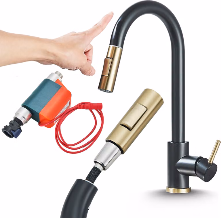 Rubinetto da cucina Ari TOTTO con doccetta estraibile, sensore touch, canna girevole a 360 gradi, nero e oro
