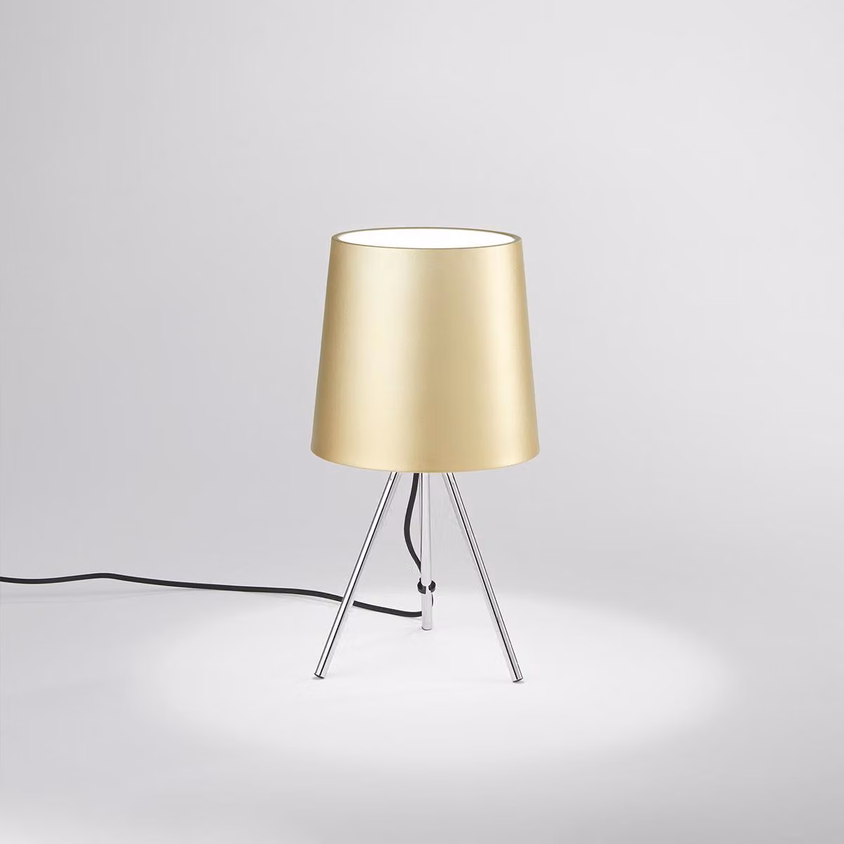 Lampada da tavolo MARLEY in metallo argentato con paralume in alluminio dorato