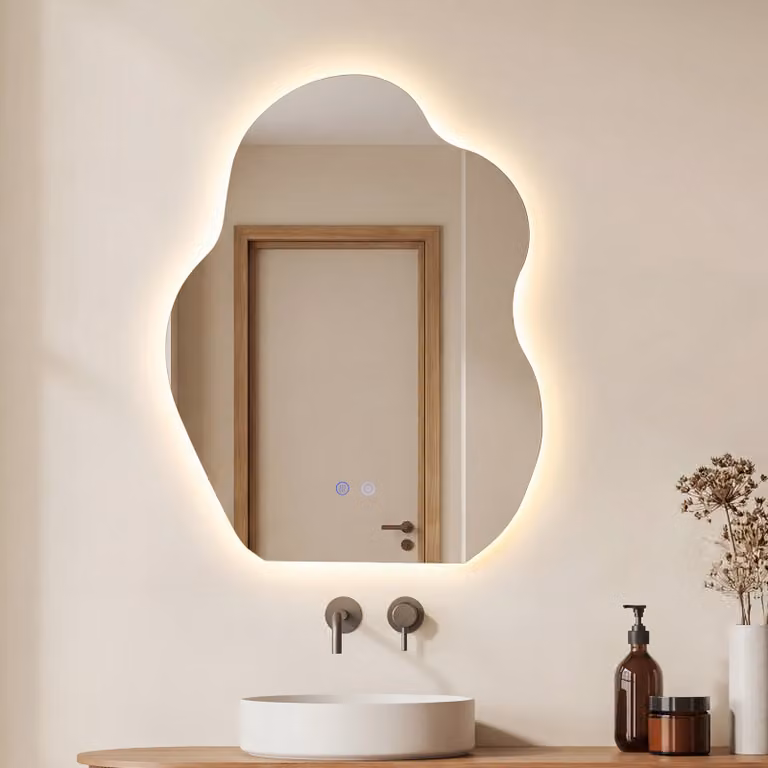 Specchio da bagno Costway con LED asimmetrico e design organico, vetro temperato anti-appannamento e luce dimmerabile in 3 colori, colore argento