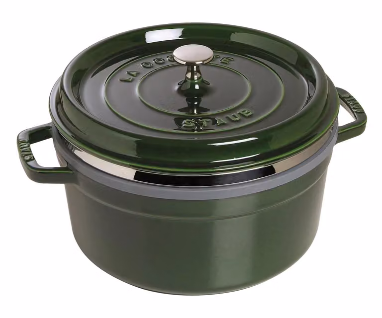 Casseruola tonda in ghisa per induzione colore verde con maniglie, coperchio e cestello vapore, diam. 26cm