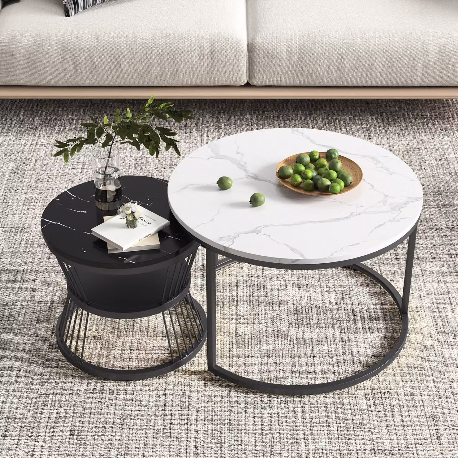 Set di 2 tavolini rotondi - Struttura in acciaio con piano in marmo bianco - Dimensioni: 70x70x45,5 cm e 45x45x40 cm