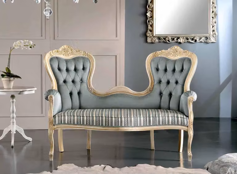 Divanetto imbottito in legno di faggio intagliato con fregi Mobili 2G bianco L: 146 cm, P: 70 cm, H: 106 cm