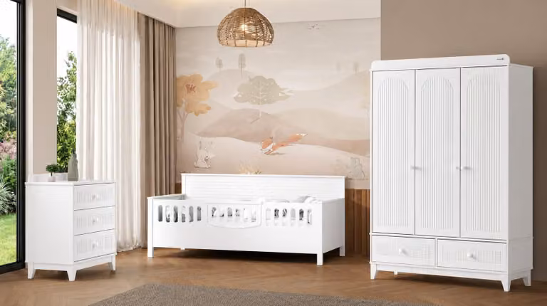 Set elegante per cameretta: lettino, armadio e cassettiera, colore bianco, design