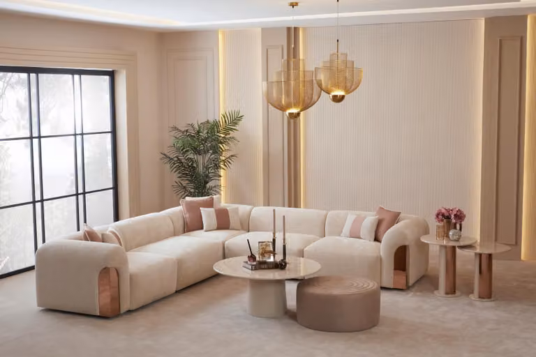 Set per soggiorno color beige: divano angolare grande, tavolino, poggiapiedi e tavolini laterali