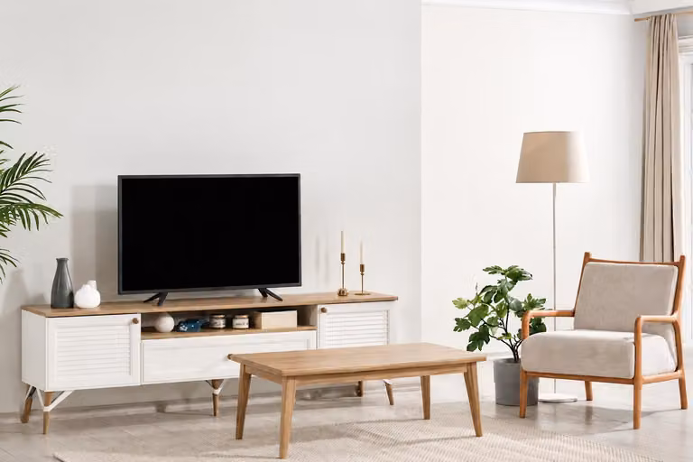 Set moderno composto da un mobile basso per la TV e un tavolino da caffè, dal design scandinavo