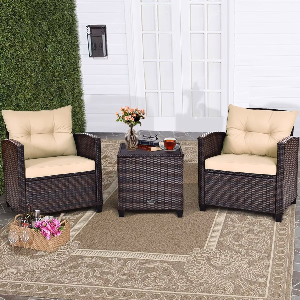Set da giardino Costway in rattan PE marrone con divano da esterno, poltrone e tavolino con superficie in vetro temperato e cuscini beige lavabili