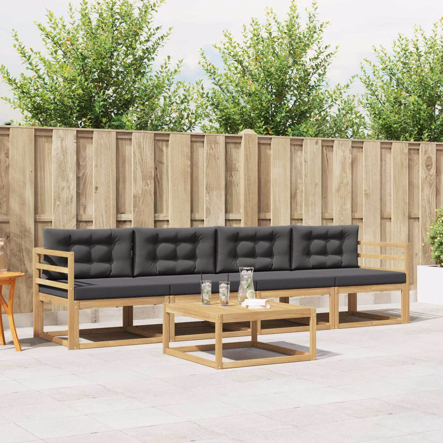 Set di mobili da giardino vidaXL composto da divano a 3 posti, poltrone e tavolino in legno di acacia con cuscini bianchi e antracite