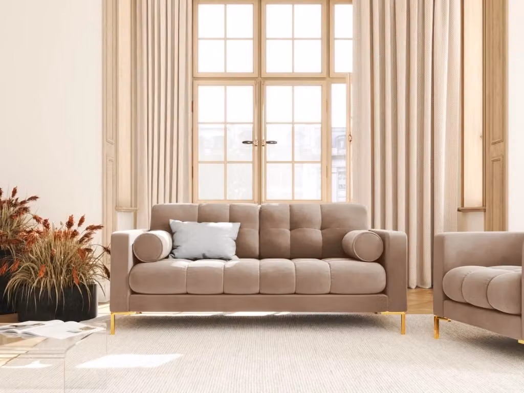 Divano 2 posti Bali di Cosmopolitan Design in velluto beige con cuscini coordinati L: 152 cm, P: 75 cm, H: 92 cm – 2