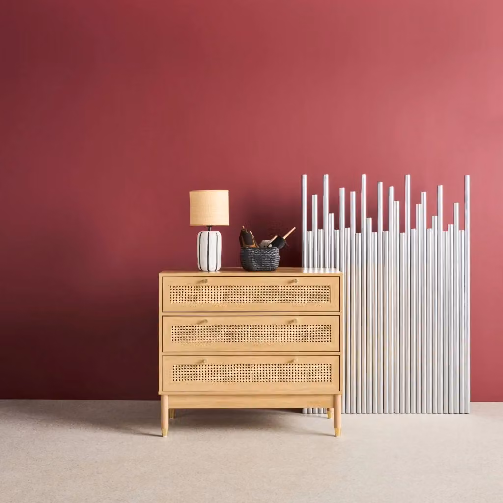 Cassettiera Sweeek in legno di pino e metallo con finitura boho, marrone naturale – 2