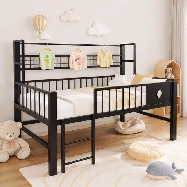 Letto a soppalco basso per bambini MODFU con struttura in metallo e MDF, ripiani laterali e finitura nera opaca, L/P/H: 200 x 90 x 125,5 cm