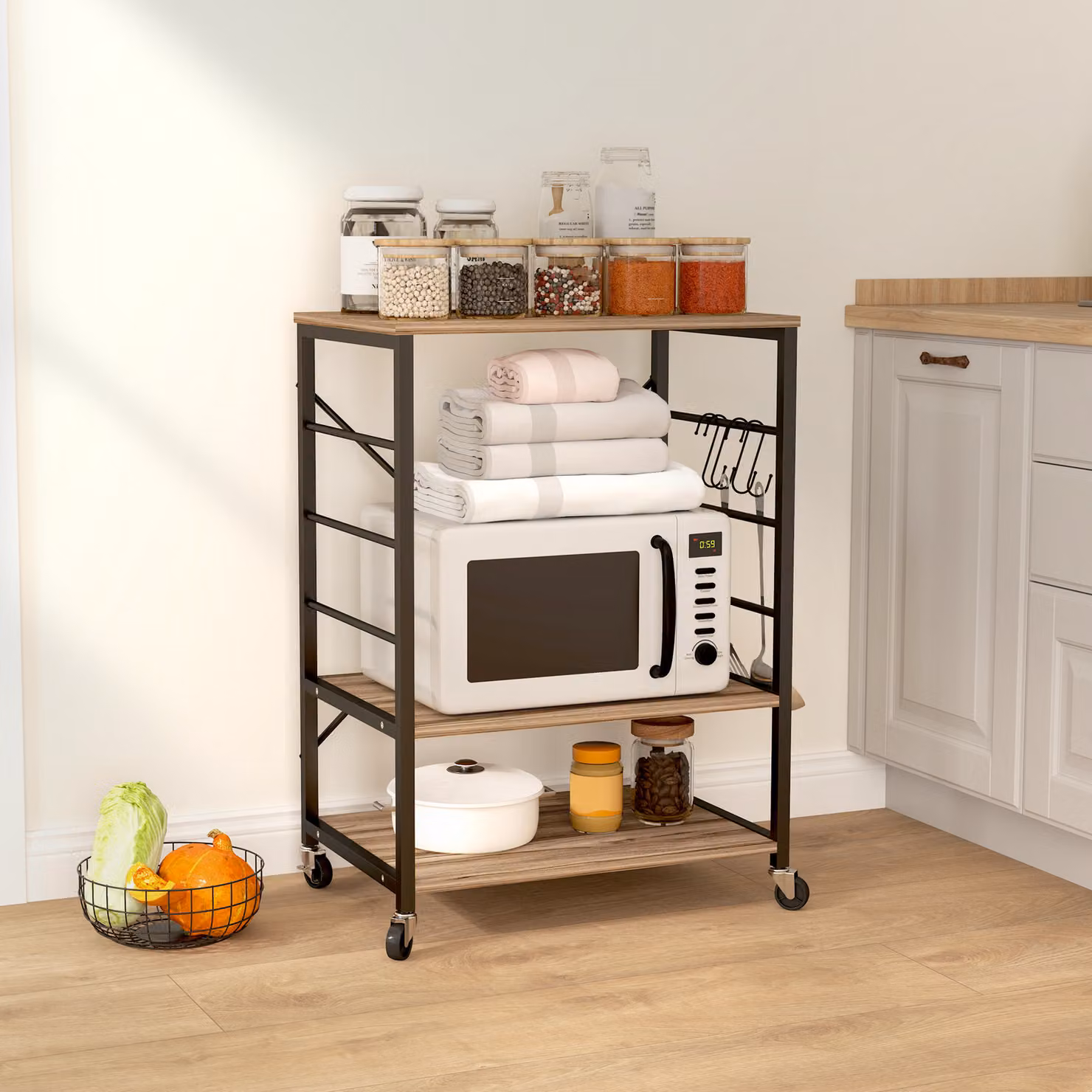 Scaffale da cucina HOMCOM a 3 livelli con ruote e 4 ganci, stile industriale in acciaio e teak, colore marrone, L 60 cm x P 40 cm x H 84 cm – 2