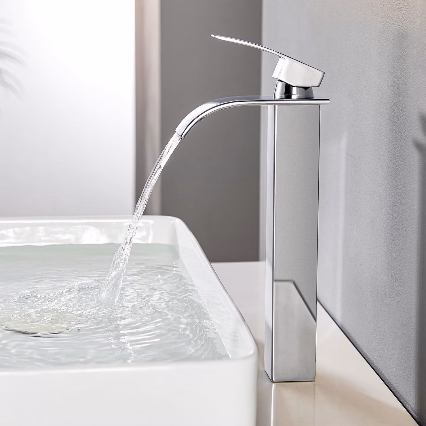 Rubinetto a cascata di alta qualità per bagno, con finitura cromata