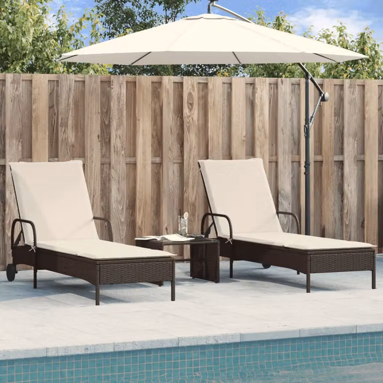Set di 2 lettini prendisole vidaXL in polyrattan marrone e bianco con cuscini regolabili e ruote