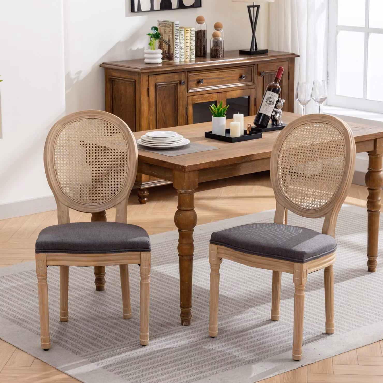 Sedia da pranzo in stile francese, set da 2: struttura in legno massello, finitura anticata, rivestimento in lino, schienale in rattan