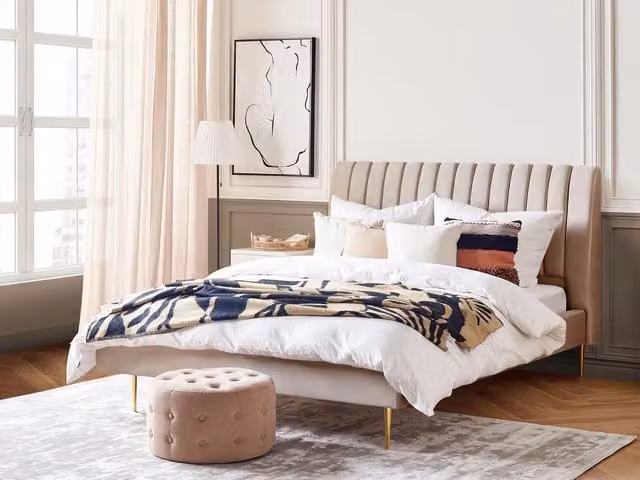 Letto imbottito Beliani in velluto beige sabbia e oro con rete a doghe in legno, L/P/H: 180 x 200 x 124 cm – 1